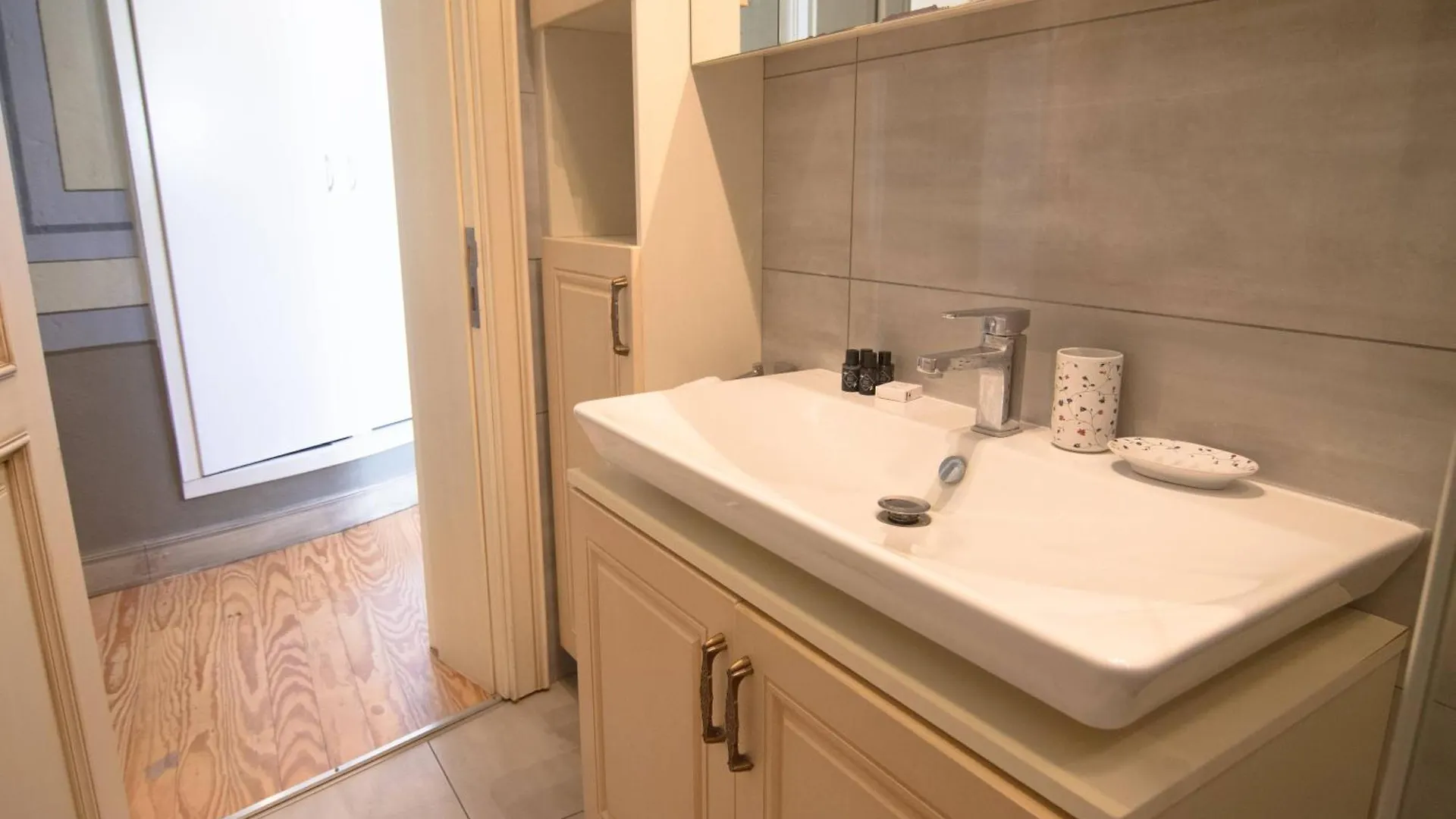 Stylish City Getaway-Explore The Urban Delights Istanbul Apartment
